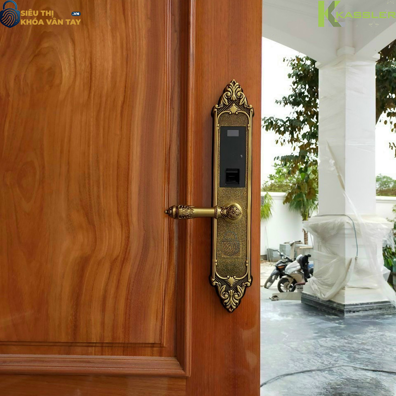 Với thiết kế tay cầm lớn, bản khóa dày, KL-959C tạo điểm nhấn đẳng cấp cho cửa gỗ đại sảnh