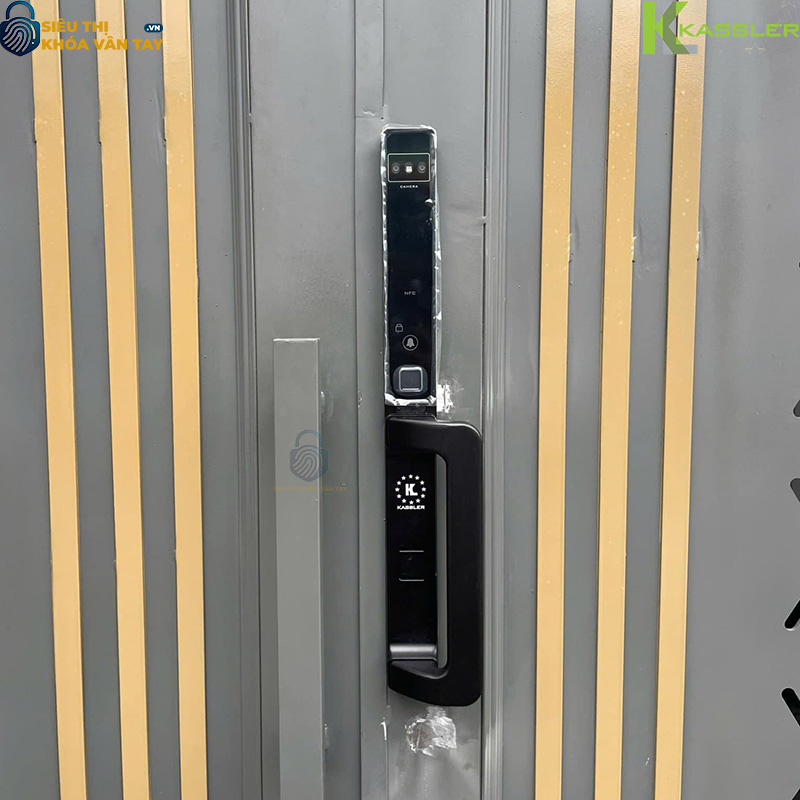 Khóa cho phép lưu trữ lên đến 100 dấu vân tay, 100 thẻ từ, 100 mật mã, 20 khuôn mặt và 20 lòng bàn tay để phù hợp với nhu cầu sử dụng gia đình hoặc văn phòng