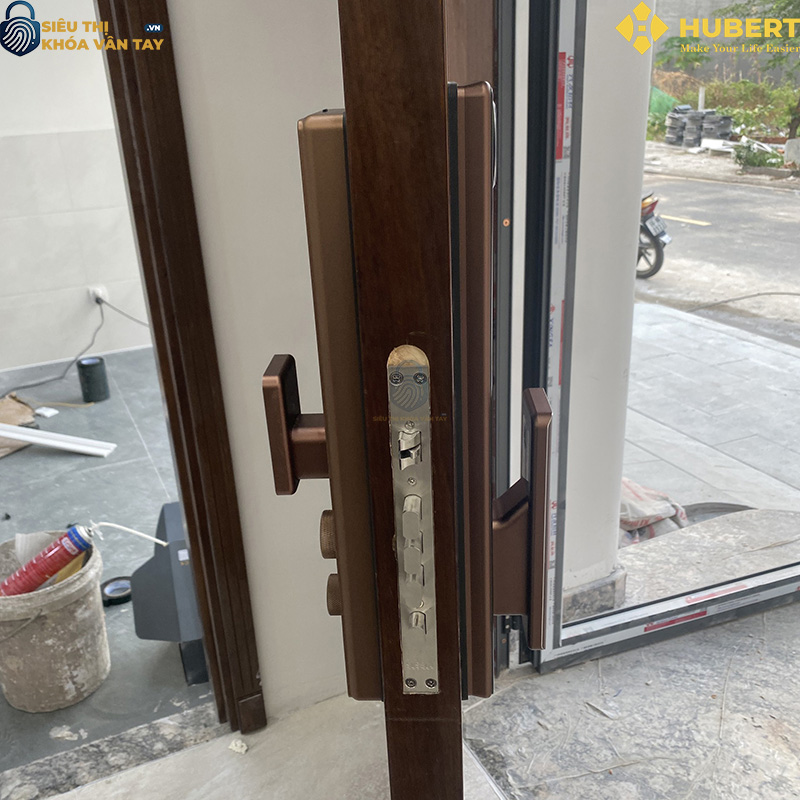 Khóa vân tay cửa gỗ Hubert CG15 TITAN EU an toàn chống trộm