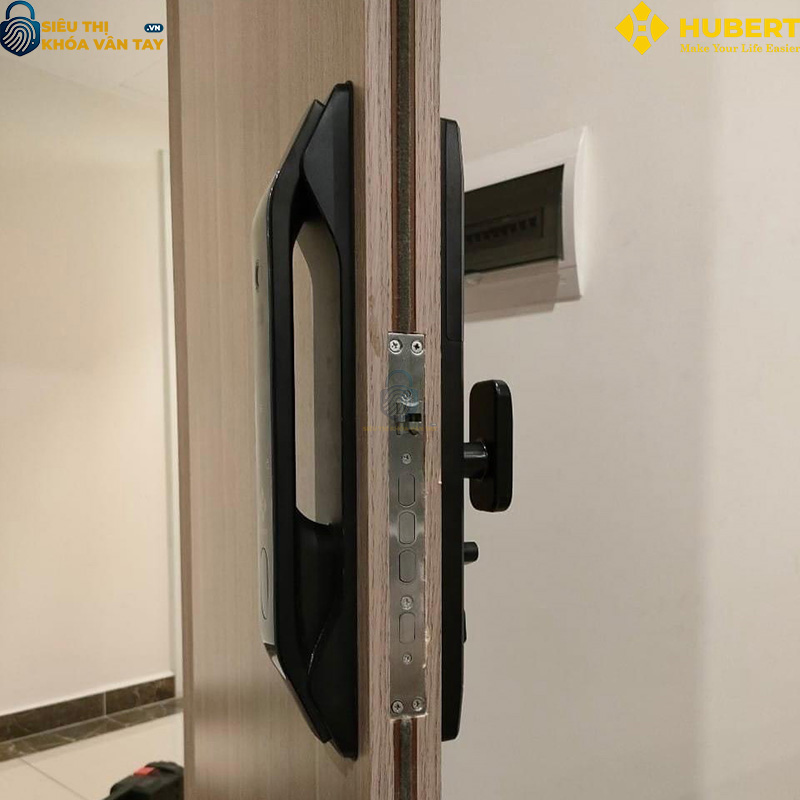 khóa vân tay cửa gỗ Hubert CG26 Dark Gray thiết kế sang trọng