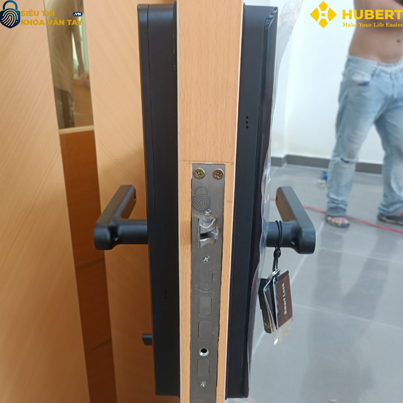 Khóa vân tay cửa gỗ Hubert CG59 ROUGH BLACK thiết kế mạnh mẽ và sang trọng