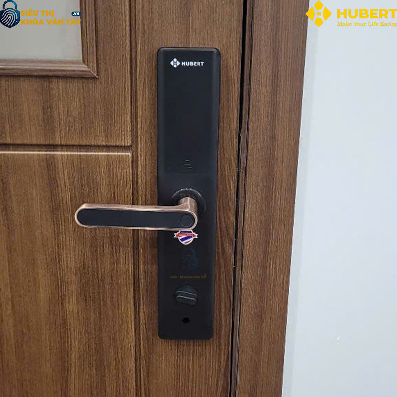 Khóa vân tay cửa gỗ Hubert CG60 GOLD thiết kế sang trọng và hiện đại