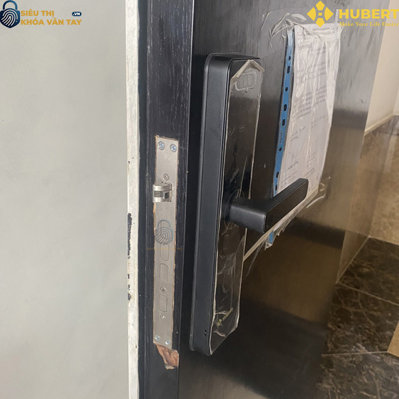 Khóa vân tay cửa gỗ Hubert CG75 thiết kế hiện đại