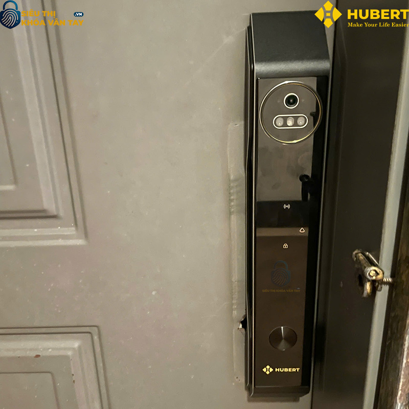 Khóa vân tay cửa gỗ Hubert CGI7 TITAN EU thiết kế hiện đại