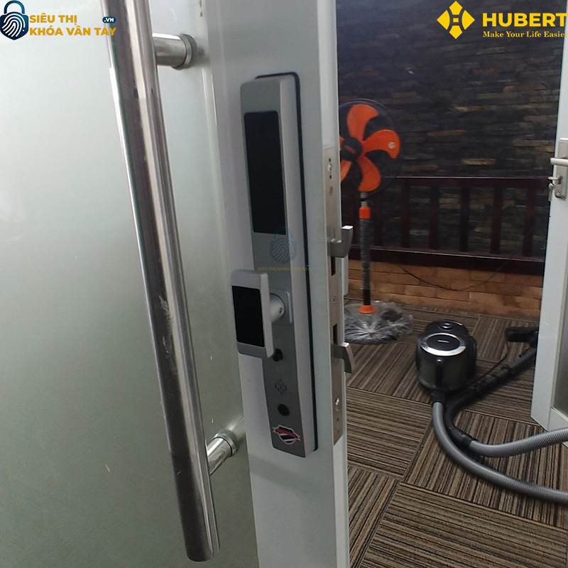 Lắp đặt khóa vân tay cửa nhôm Hubert CN39 cho cửa nhà bạn