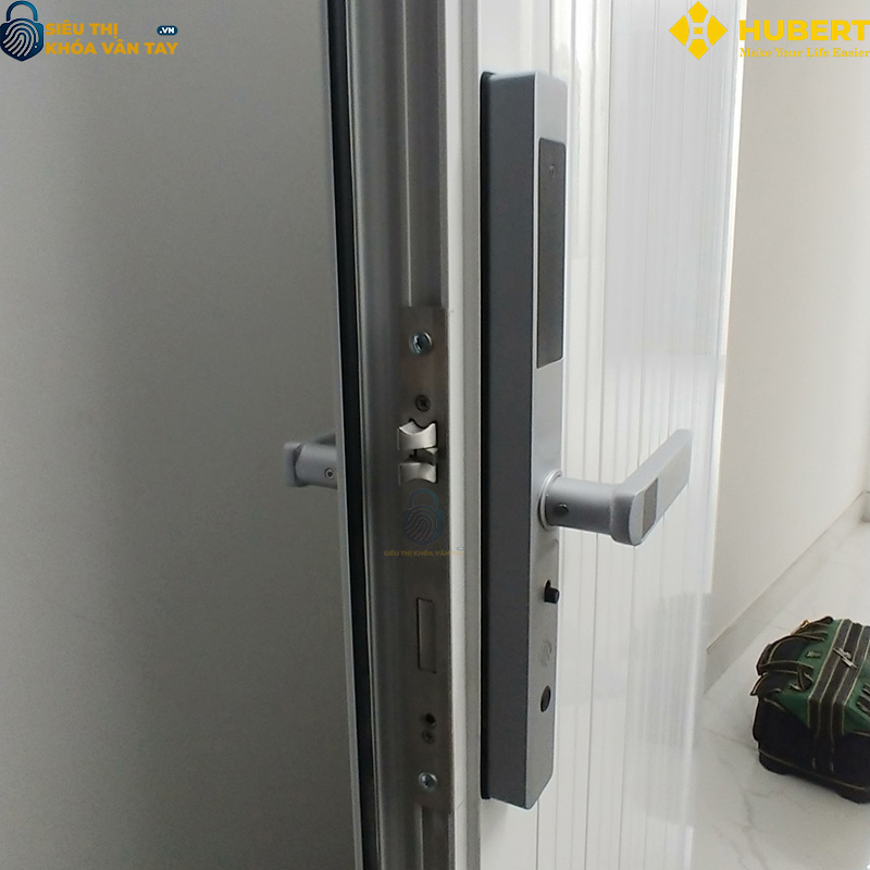 Khóa vân tay cửa nhôm Hubert CN68 lựa chọn hoàn hảo cho gia đình hiện đại