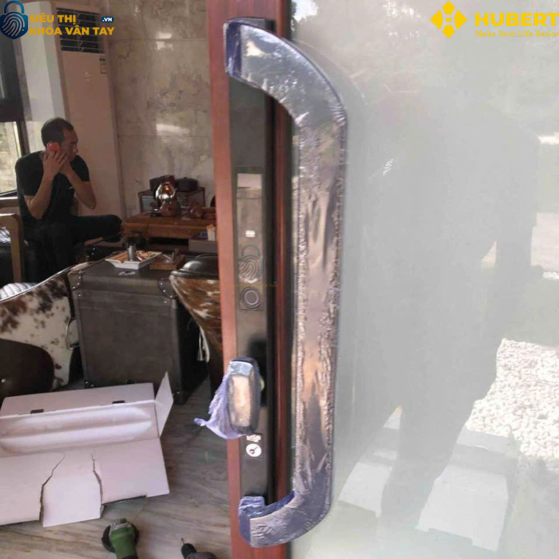 Khóa vân tay cửa nhôm Hubert CNI8 EU BLACK an toàn chống trộm