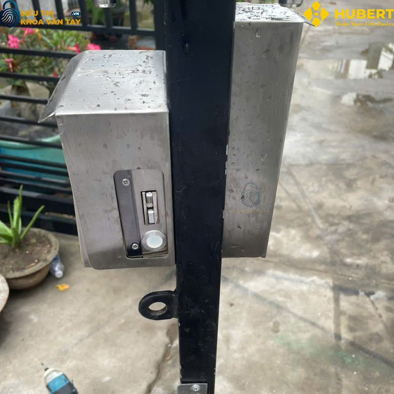 Màu xám đậm (Dark Gray) sang trọng, phù hợp với nhiều loại cổng sắt và cổng nhôm