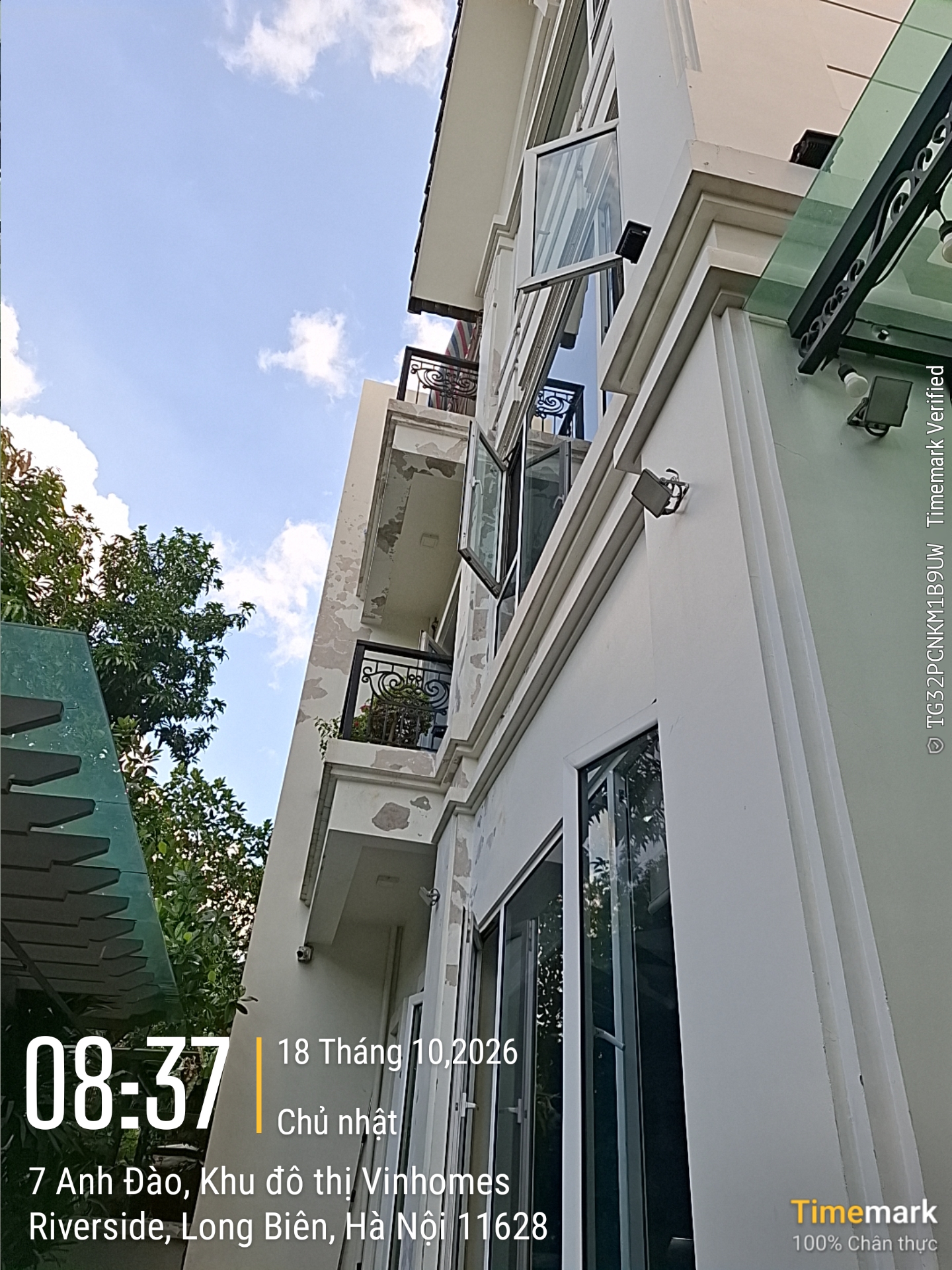 Sơn nhà Vinhomes Riverside, sử lý tường bong tróc đúng kỹ thuật.