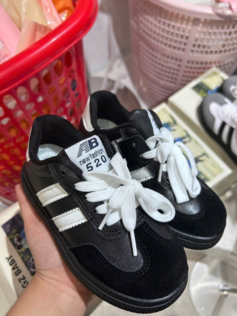 Giày thể thao cho bé