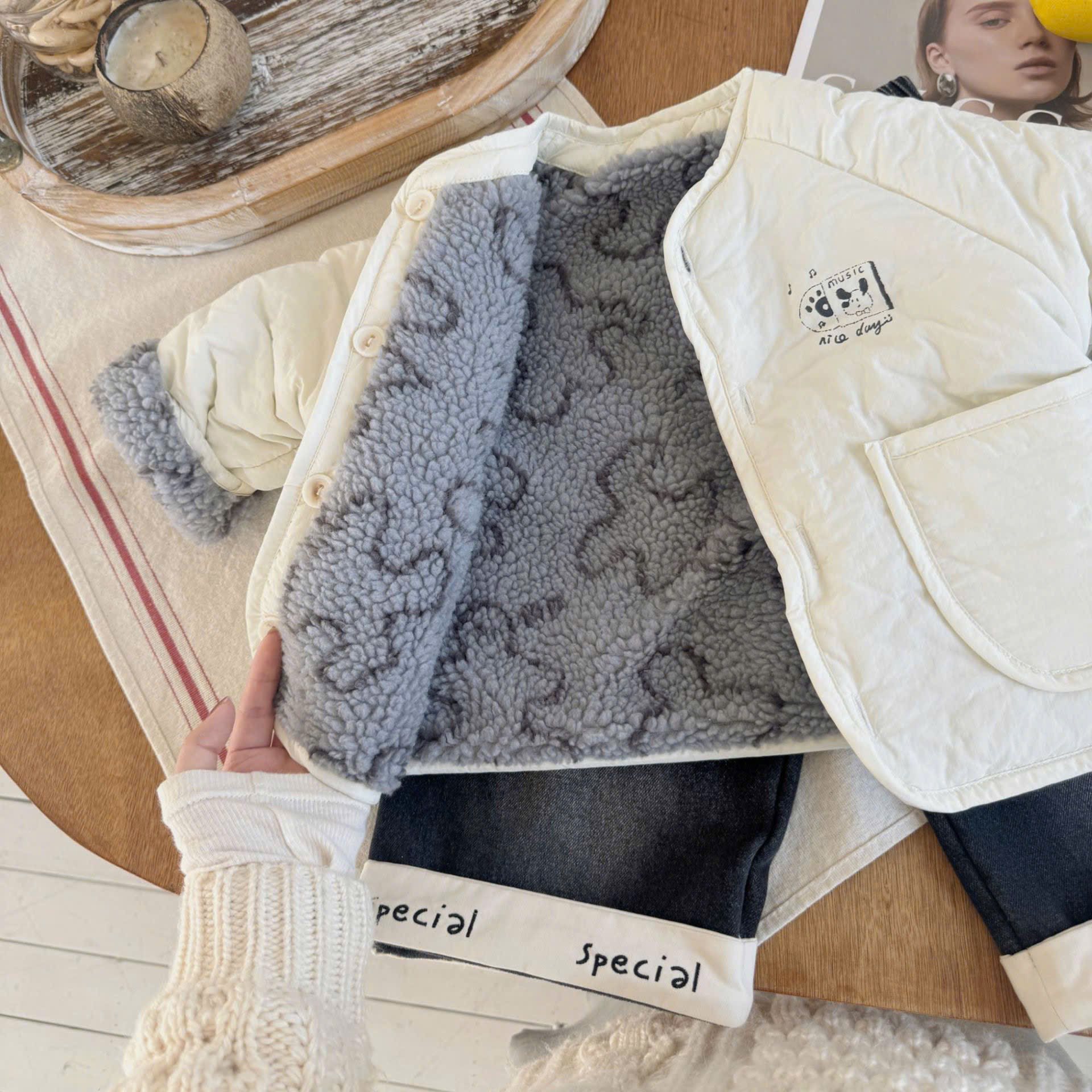 Áo khoác phao lông mang được 2 mặt cho bé trai