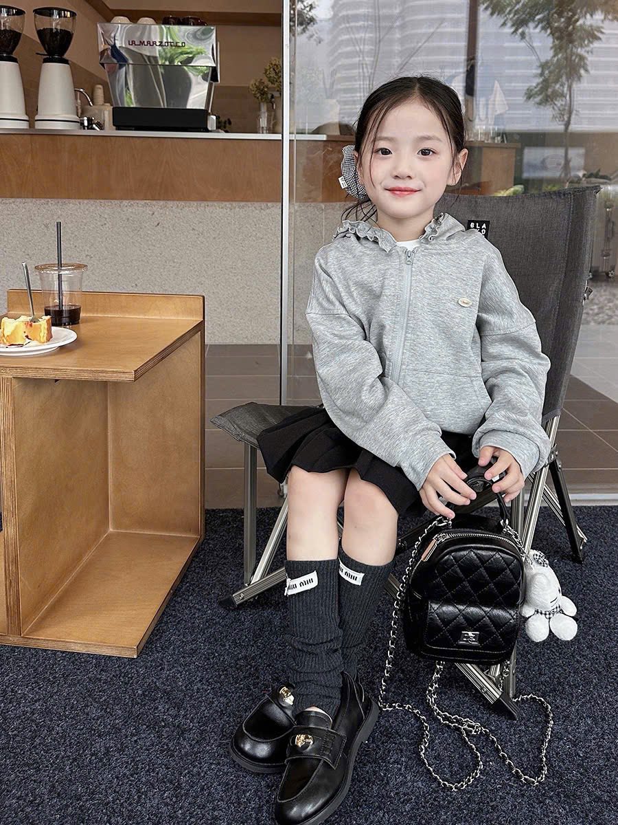 Áo khoác nỉ viền bèo điệu đà cho bé gái