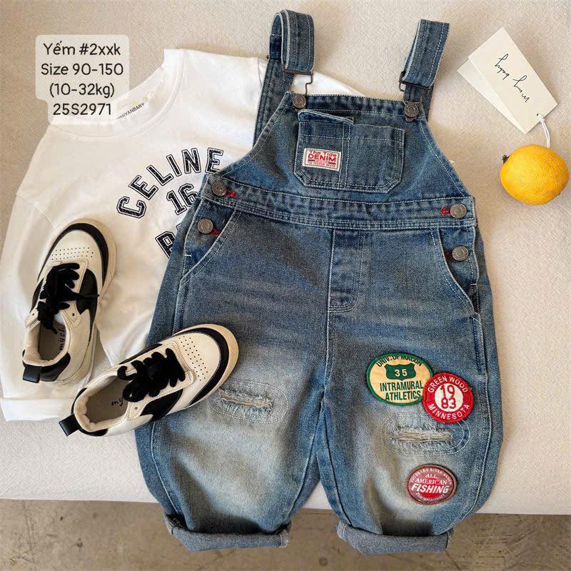 Quần yếm jean wash nhẹ, thêu huy hiệu cho bé trai, bé gái
