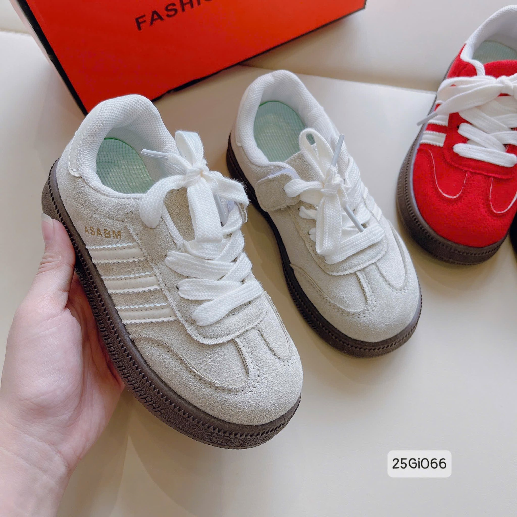 Giày thể thao cho bé