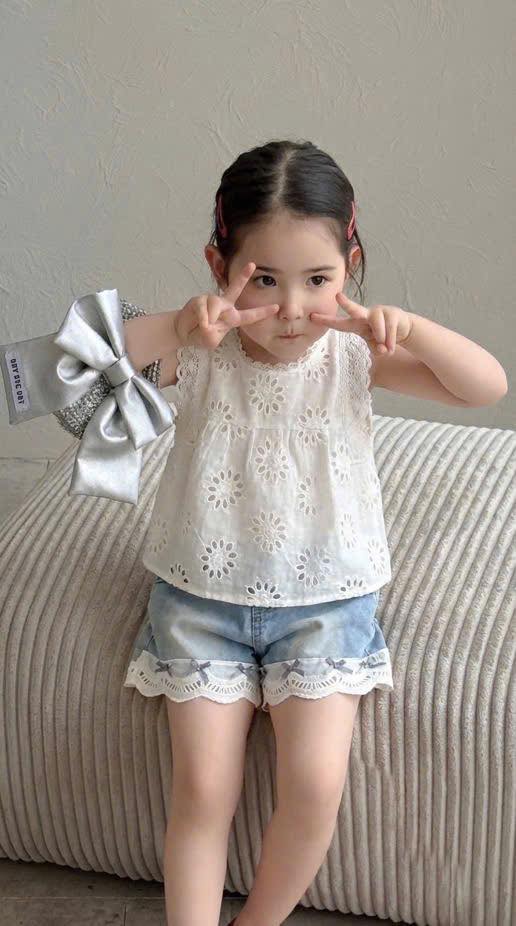 Set áo babydoll quần đùi jeans đính nơ điệu đà cho bé gái