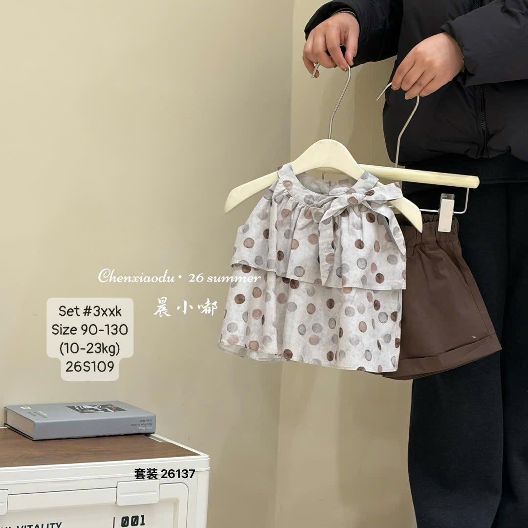 Set áo yếm chấm bi phối quần đùi cho bé gái