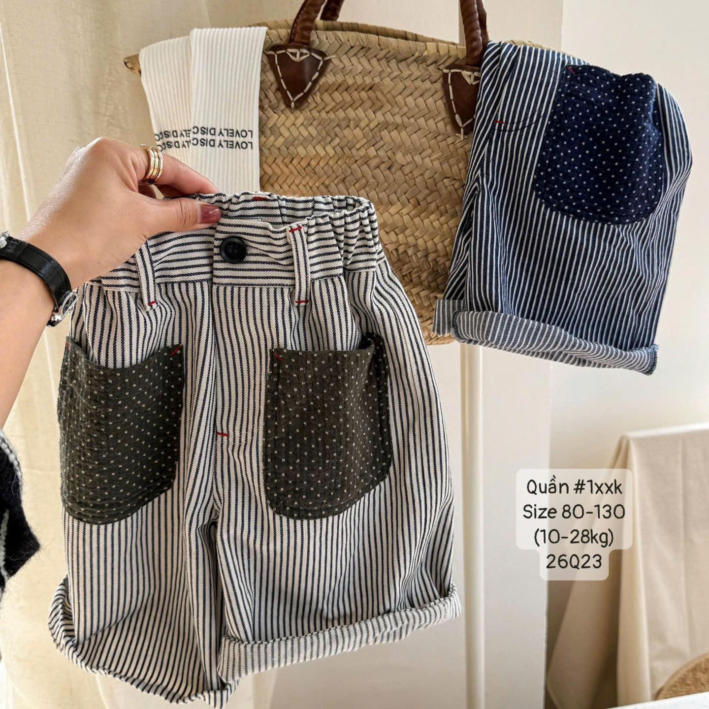 Quần ngố kẻ sọc túi vá chấm bi cho bé gái