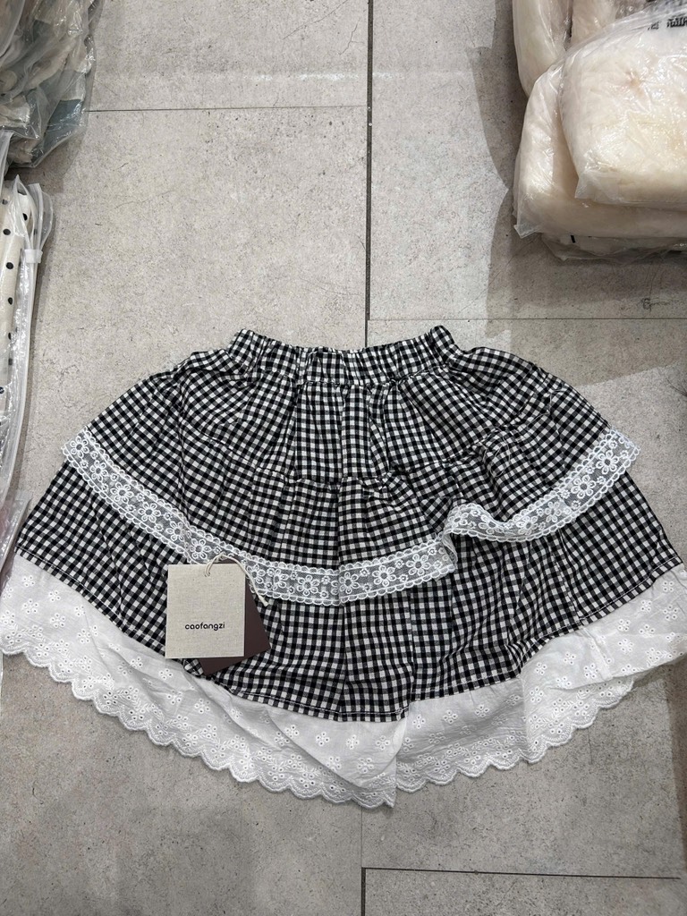 Chân váy caro phối ren
