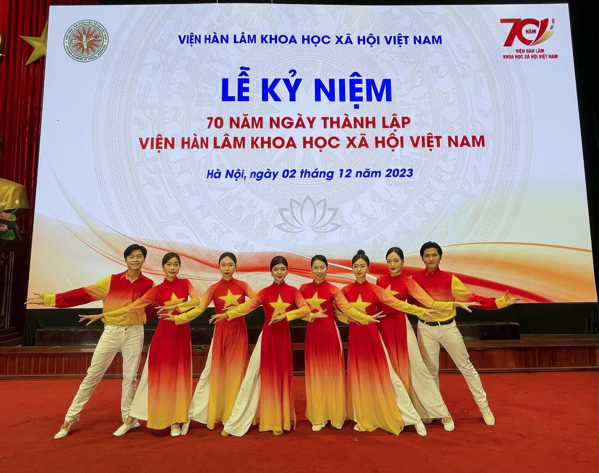 CA SĨ - NHÓM MÚA - NHÓM NHẢY - VŨ ĐOÀN CHUYÊN NGHIỆP