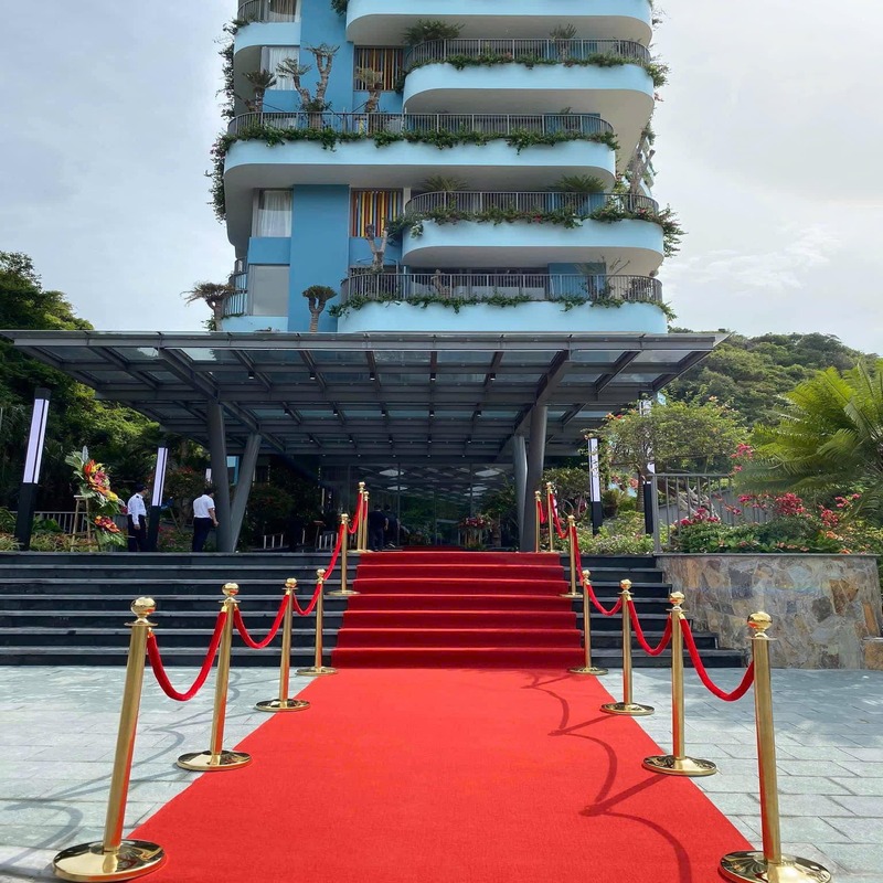 Cho thuê cột xích dẫn đường thảm đỏ