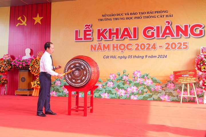 Đồng chí Bí thư Thành ủy Hải Phòng Lê Tiến Châu dự lễ khai giảng tại Trường THPT Cát Hải.