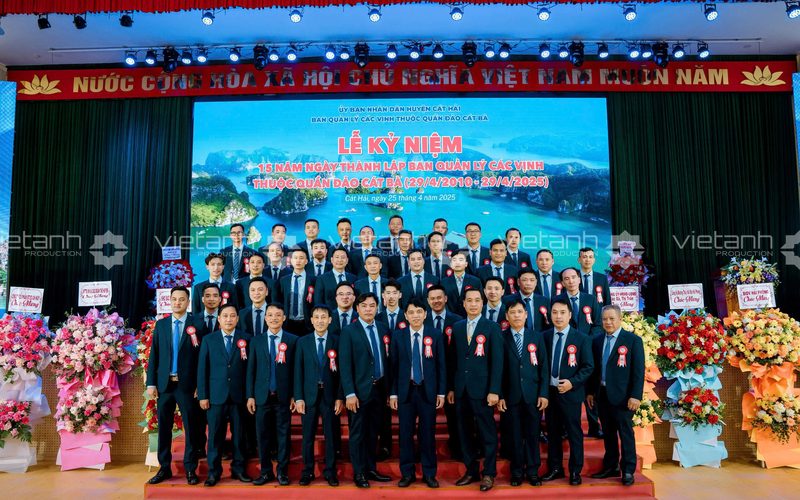 Ảnh tập thể trong lễ kỷ niệm 15 năm Ban Quản lý các vịnh thuộc quần đảo Cát Bà