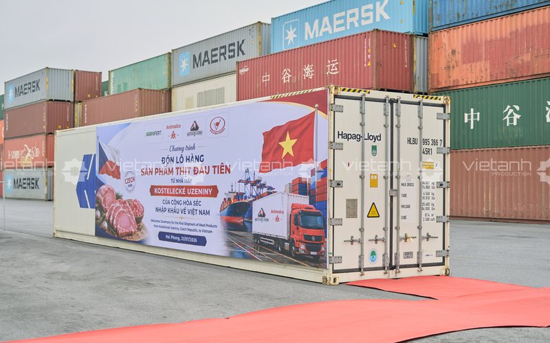 Backdrop trên container tại lễ đón hàng ở Cảng Tân Vũ Hải Phòng