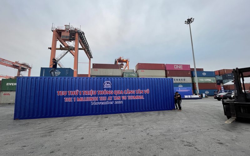 Backdrop container TEU thứ 1 triệu tại Cảng Tân Vũ năm 2021