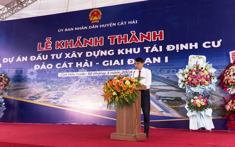 Đại diện báo cáo quá trình hoàn thành dự án tại lễ khánh thành ở Cát Hải