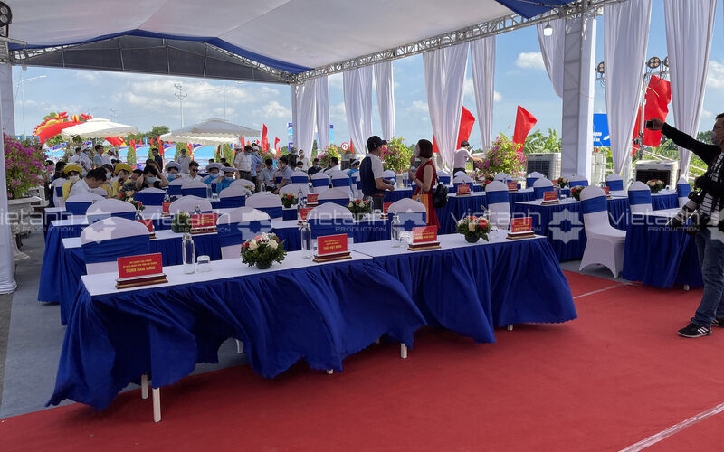 Bàn ghế đại biểu được bố trí tại Lễ khánh thành Cầu Dinh