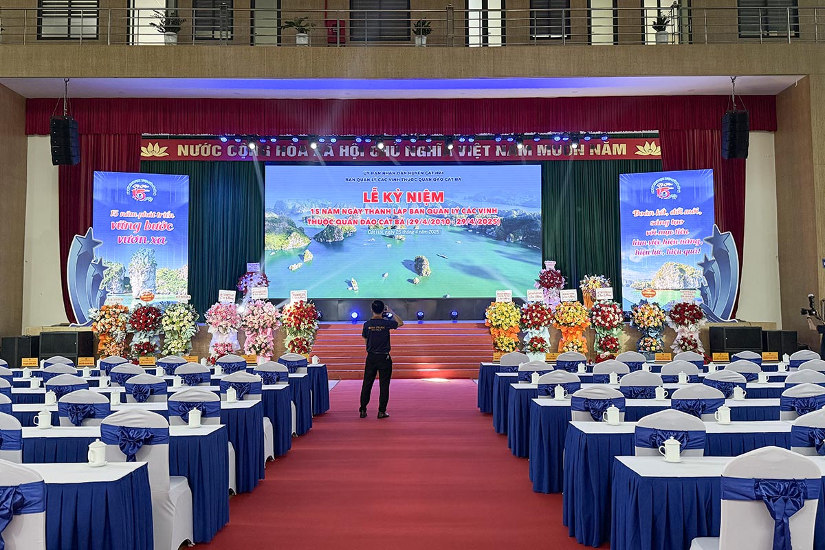 Bàn ghế đại biểu bố trí đối xứng trước sân khấu lễ kỷ niệm tại Cát Bà