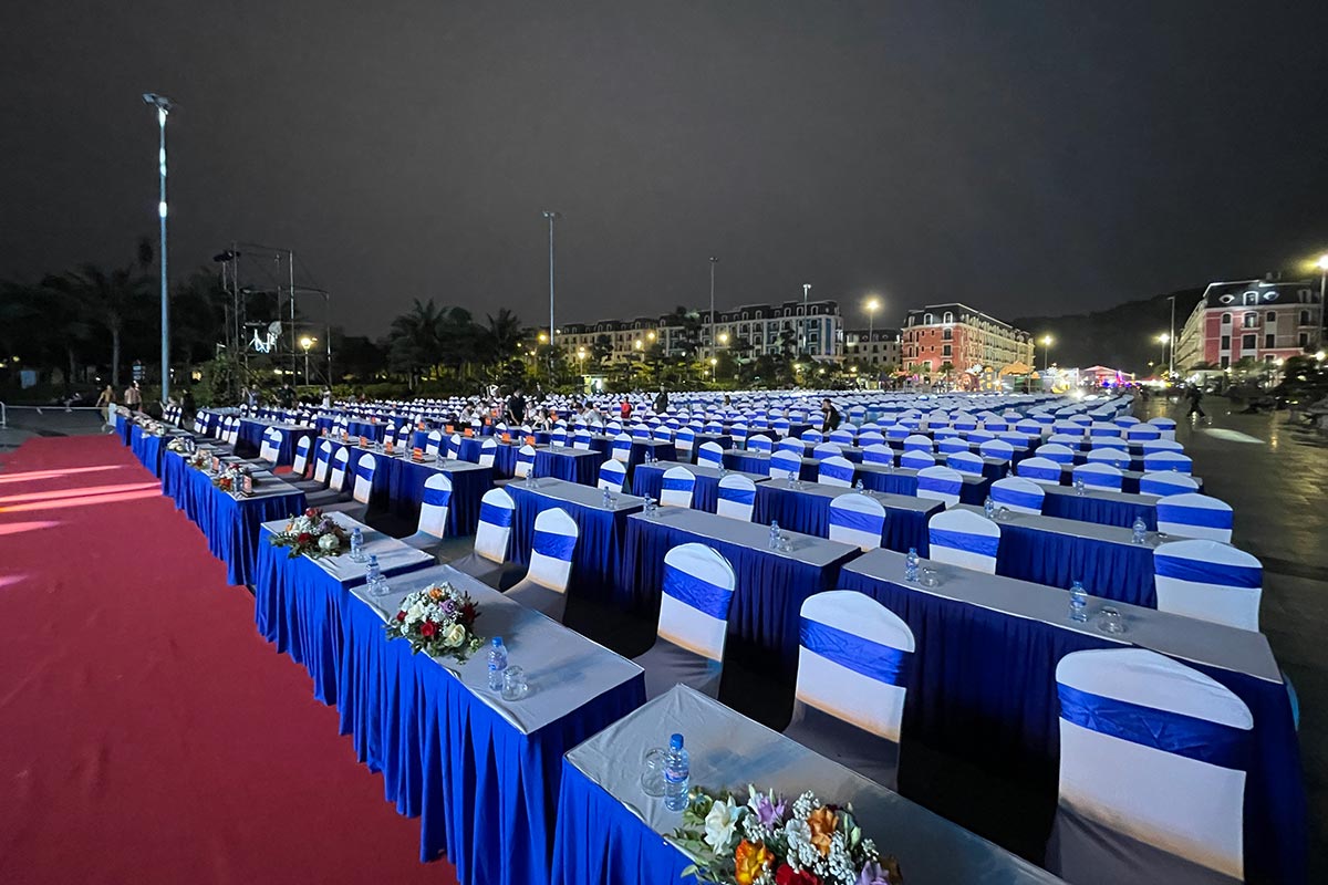 Bàn ghế đại biểu xanh trắng được lắp đặt số lượng lớn cho sự kiện buổi tối