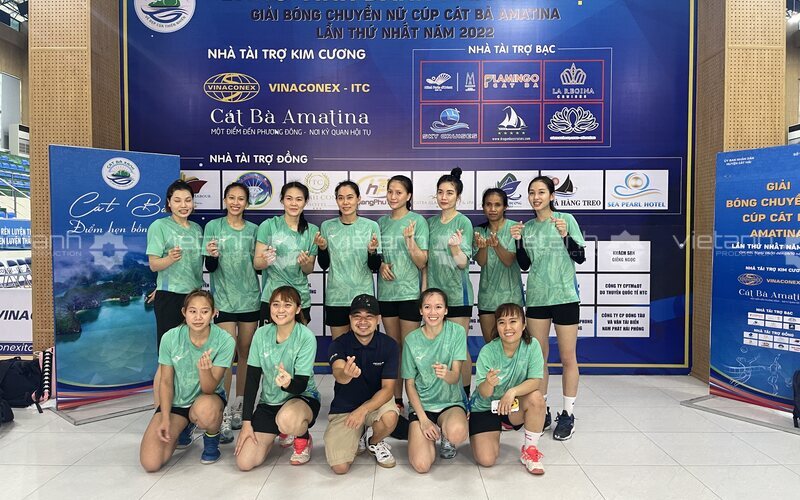 Vận động viên chụp ảnh trước bảng vinh danh nhà tài trợ Cúp Cát Bà Amatina