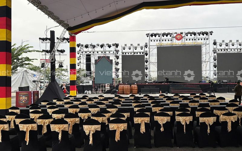 Bố trí bàn ghế phục vụ khách tại B.Fest 2025