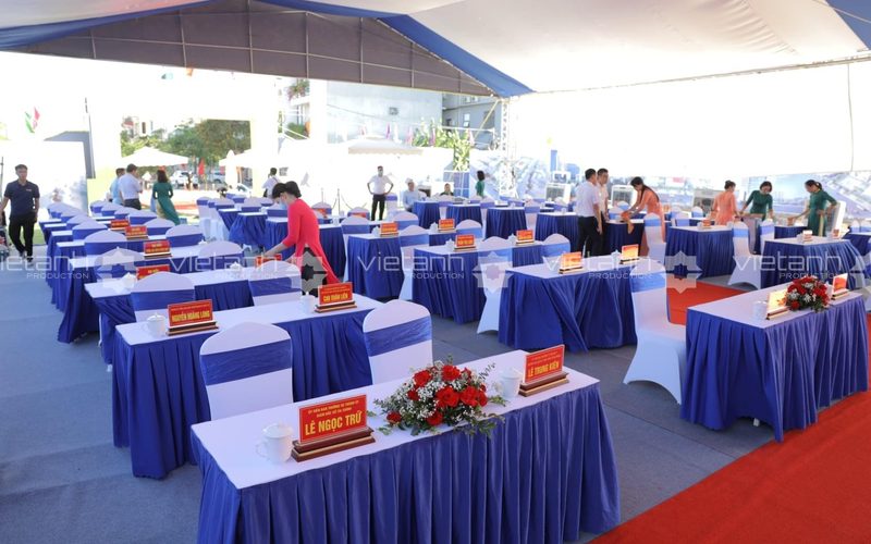 Bố trí bàn ghế đại biểu Lễ khởi công Trung tâm Hành chính quận Ngô Quyền