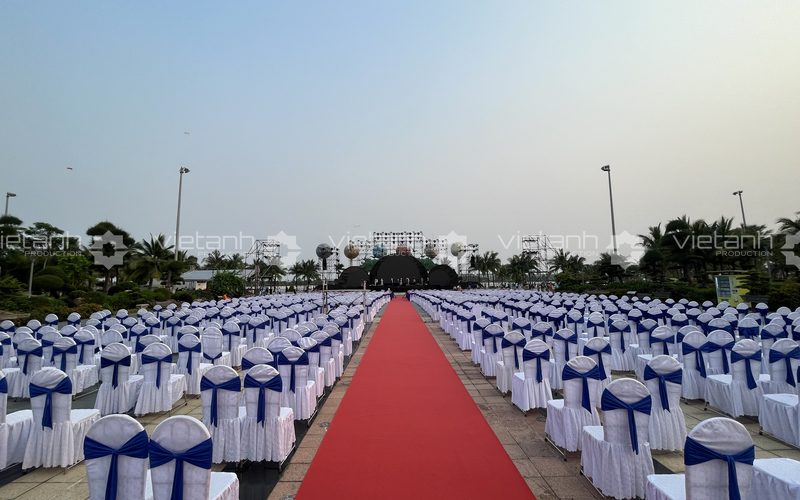 Bố trí bàn ghế và thảm đỏ cho đại biểu tại Liên hoan Du lịch Đồ Sơn