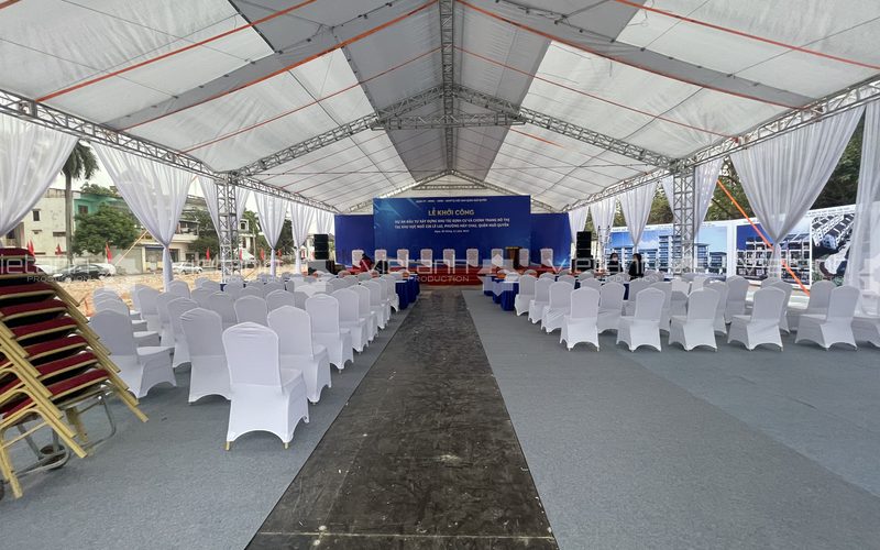 Bố trí ghế đại biểu trong nhà bạt Lễ khởi công 226 Lê Lai