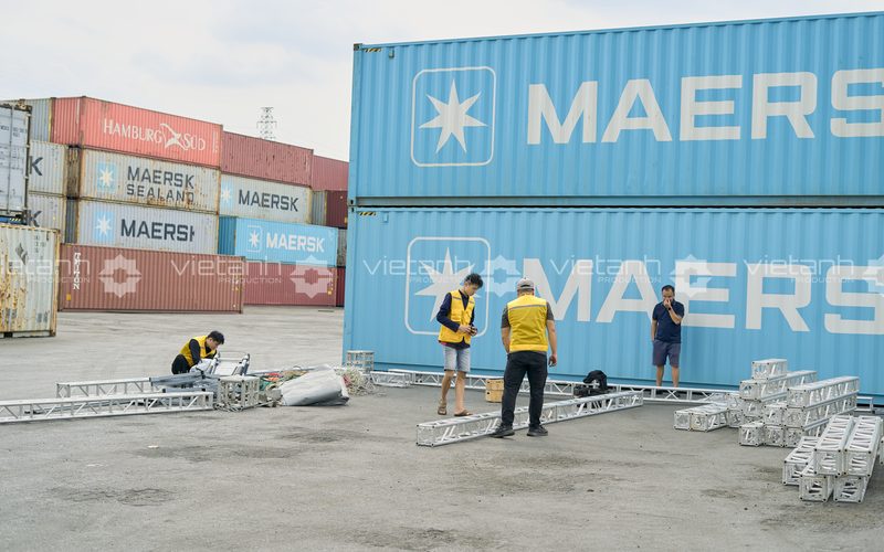 Đội kỹ thuật bố trí các module Truss 200 theo mặt bằng trước khi lắp dựng