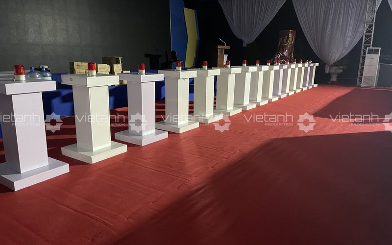 Dãy bục thực hiện nghi thức tại sân khấu Lễ khởi công cầu Bến Rừng