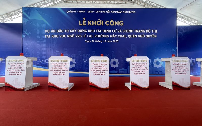 Dãy bục nghi thức trước backdrop Lễ khởi công dự án 226 Lê Lai