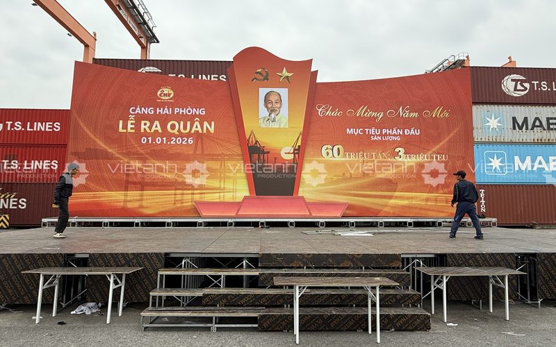 Bục sàn, bậc lên xuống và backdrop Lễ ra quân Cảng Hải Phòng năm 2026