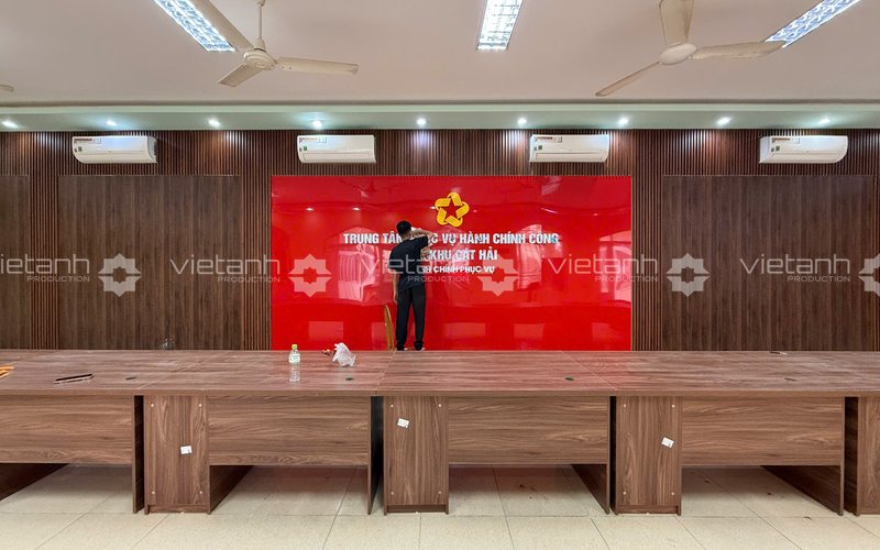 Căn chỉnh bộ chữ trên mảng nhận diện Trung tâm hành chính công Cát Hải