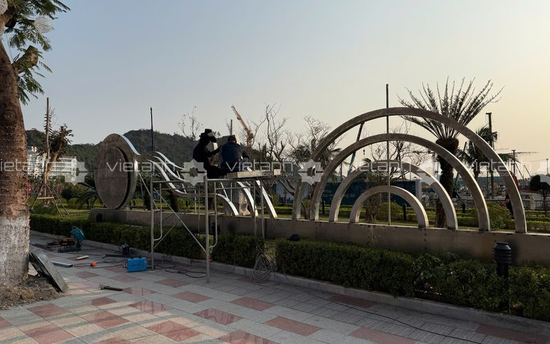 Lắp đặt khung tạo hình và các đường cong cho tiểu cảnh Cát Bà