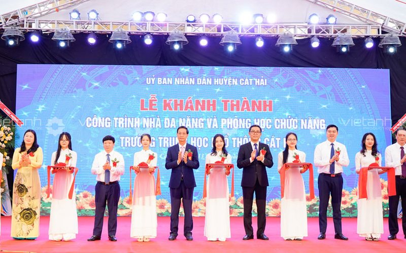 Cắt băng khánh thành công trình Trường THPT Cát Bà