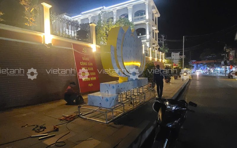 Chiếu sáng cụm mô hình cổ động trực quan vào buổi tối