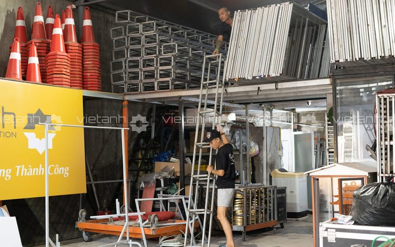 Chuẩn bị khung khán đài tại kho Viet Anh Production trước khi vận chuyển