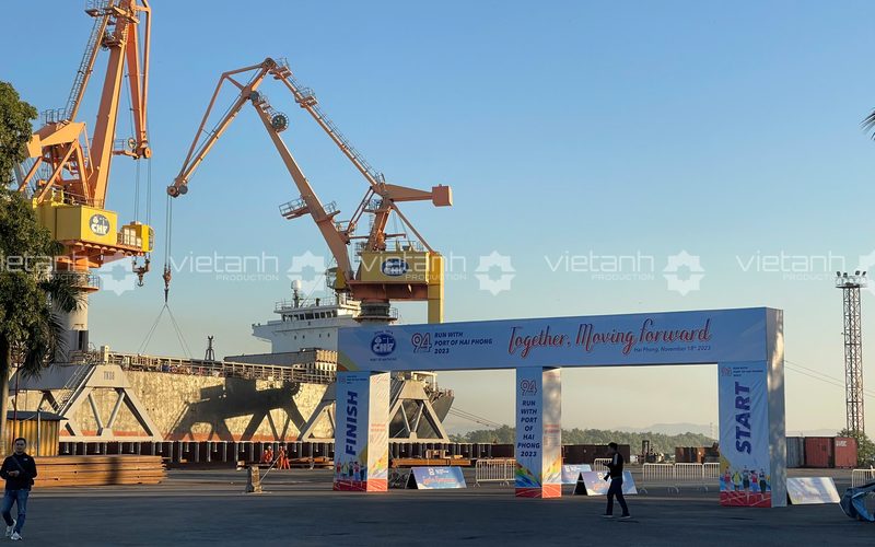 Cổng chào giữa cần cẩu cảng
