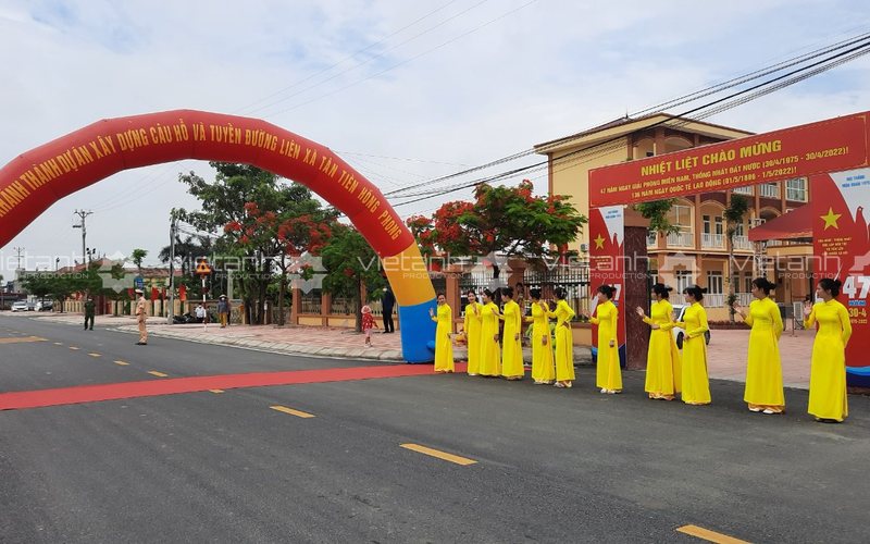 Cổng chào và đội ngũ lễ tân đón khách tại lễ khánh thành cầu Hỗ
