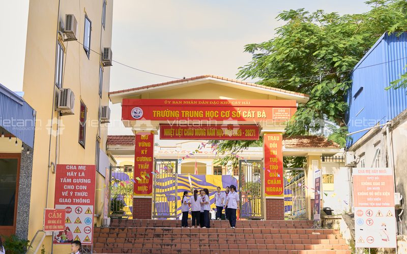 Cổng Trường Trung học cơ sở Cát Bà chuẩn bị cho Lễ khai giảng năm học 2026–2027