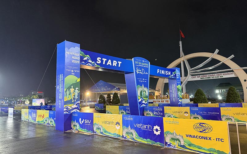 Cổng xuất phát và về đích Giải Marathon Cát Bà Amatina 2025 do Viet Anh Production thi công
